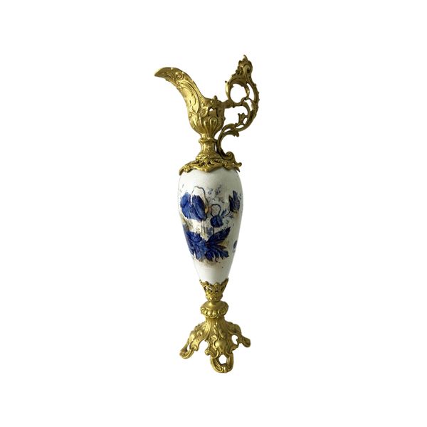 Versatoio in ceramica bianca e blu con particolari dorati