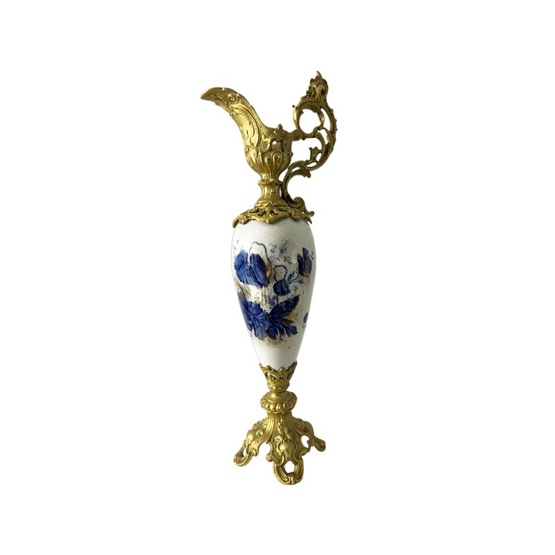 Versatoio in ceramica bianca e blu con particolari dorati