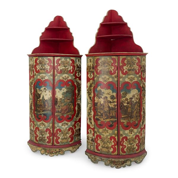 Coppia di angoliere in legno laccato rosso, azzurro, verde acqua e avorio, Venezia, XVIII secolo