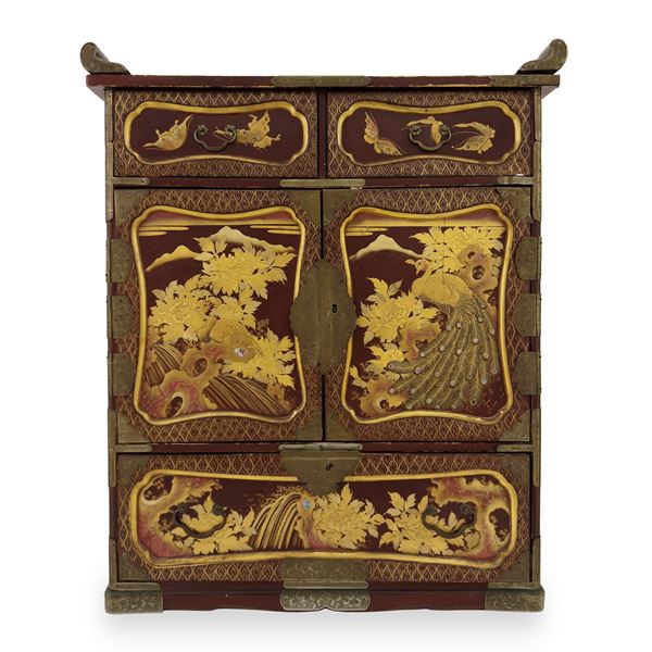 Piccolo stipo da centro in legno laccato e dorato, Giappone, periodo Meiji