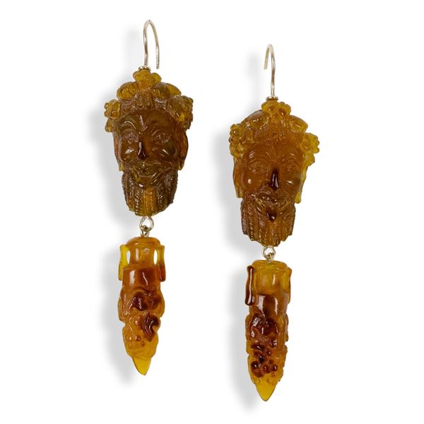 Paio di orecchini a pendente in tartaruga bionda, Italia Meridionale, XIX secolo