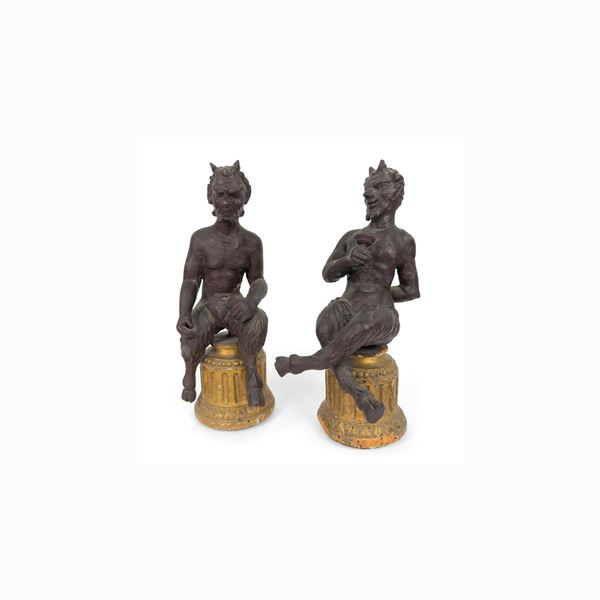 Coppia di sculture in legno laccato raffiguranti un satiro seduto, XVIII secolo