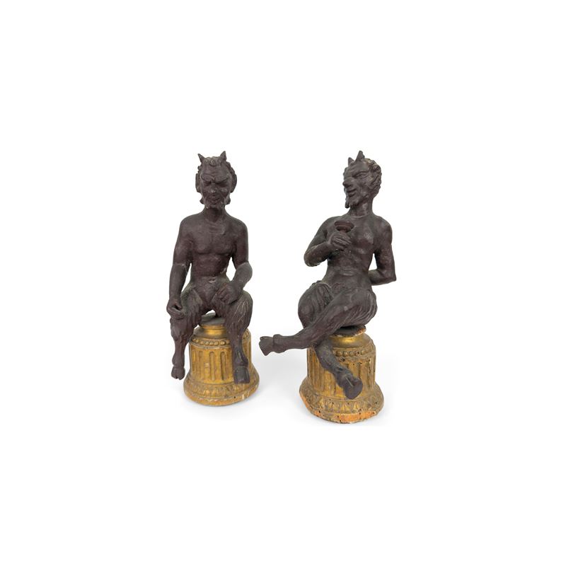 Scultore del XVIII secolo, Coppia di sculture in legno laccato rappresentanti un satiro seduto