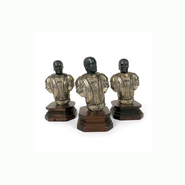 Tre bustini di moro in argento cesellato e sbalzato, in parte dorato