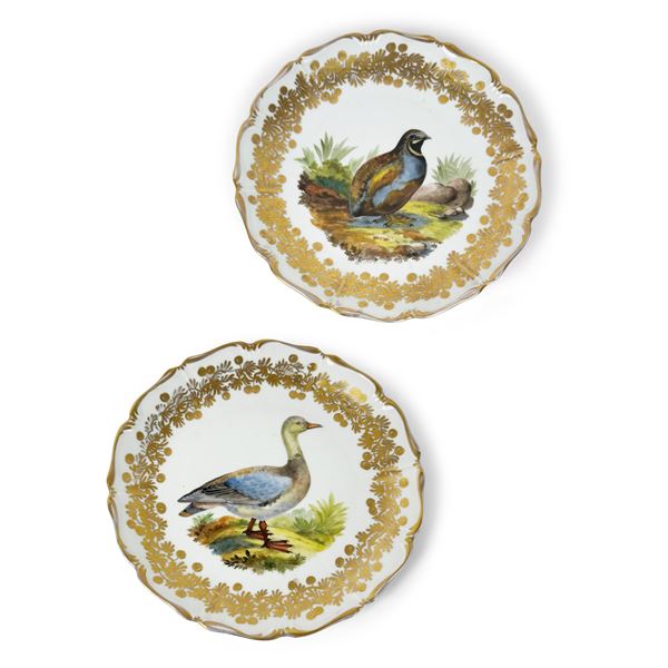 Coppia di piatti in porcellana bianca, dorata e policroma, Vienna, fine del XIX secolo