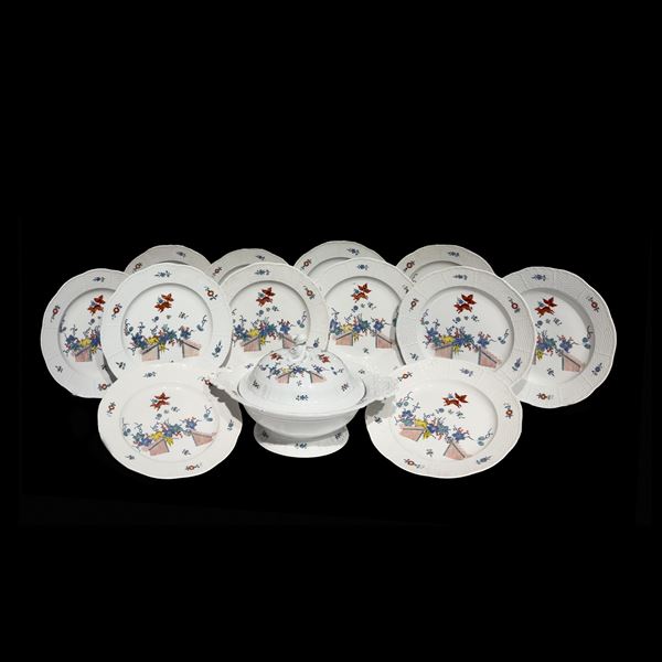 Parte di servizio di piatti in porcellana bianca e policroma, Meissen, XIX secolo