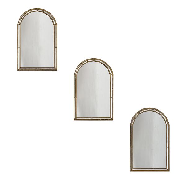 Tre specchiere ad arco sagomato in legno dorato