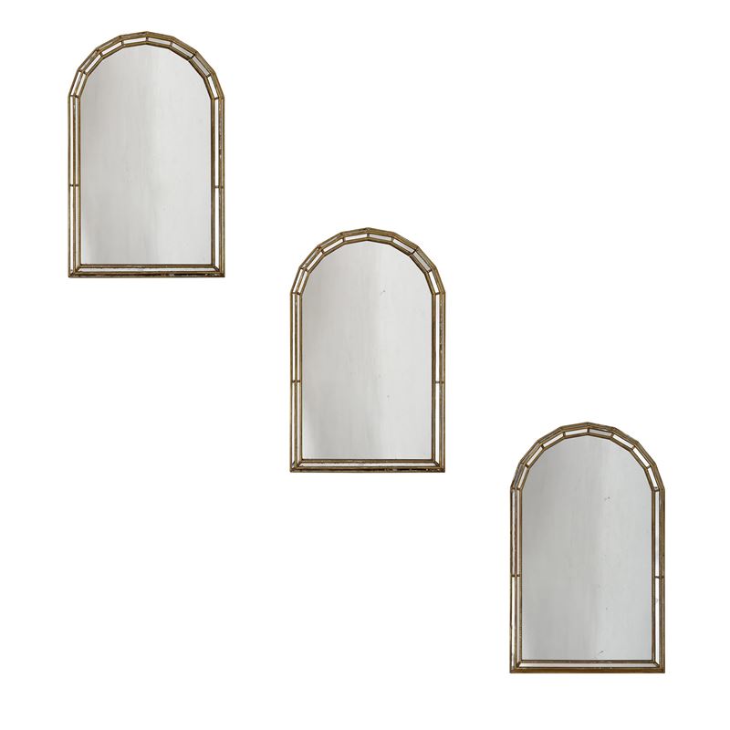 Tre specchiere ad arco sagomato in legno dorato