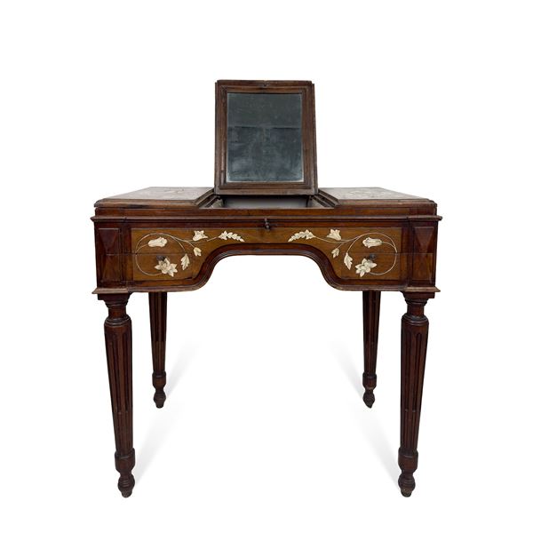 Mobile toletta da centro di noce, XVIII secolo