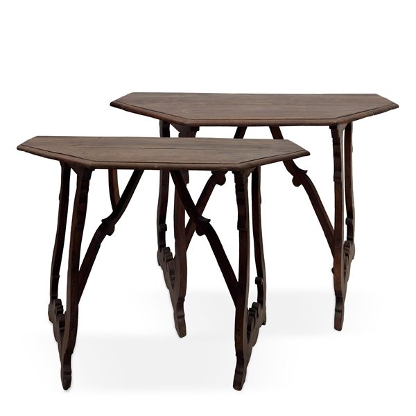 Coppia di consoles a capretta di noce, XVII secolo