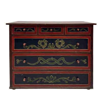 Cassettone in legno laccato, nero, verde e rosso, con tre cassetti decorativi