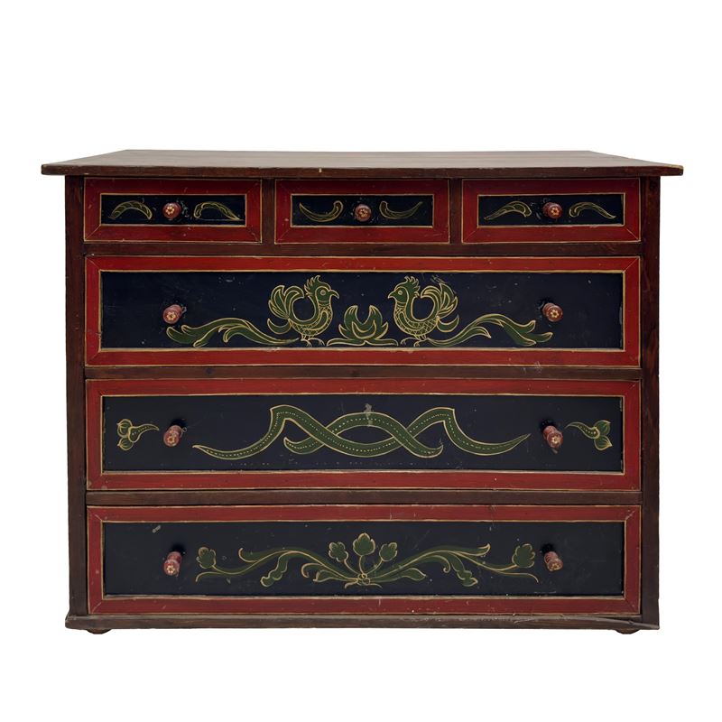 Cassettone in legno laccato, nero, verde e rosso, con tre cassetti decorativi