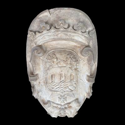 Antico stemma coronato, scultura in marmo bianco con scena di battaglia