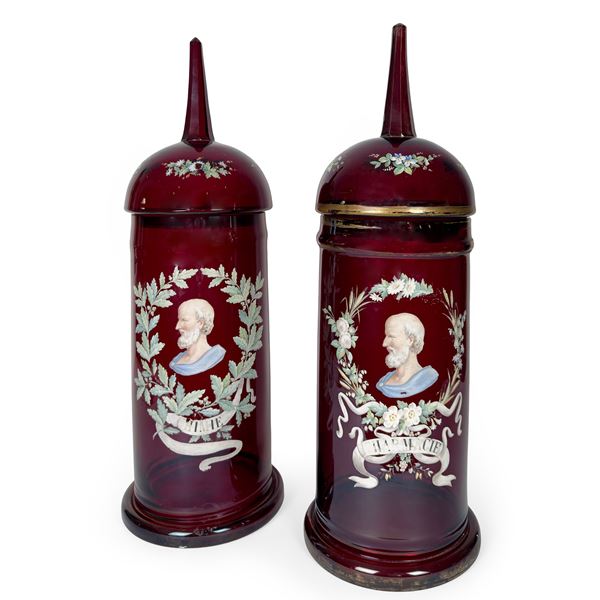 Coppia di grandi vasi con coperchio in vetro spesso color rubino, Venezia, XIX secolo