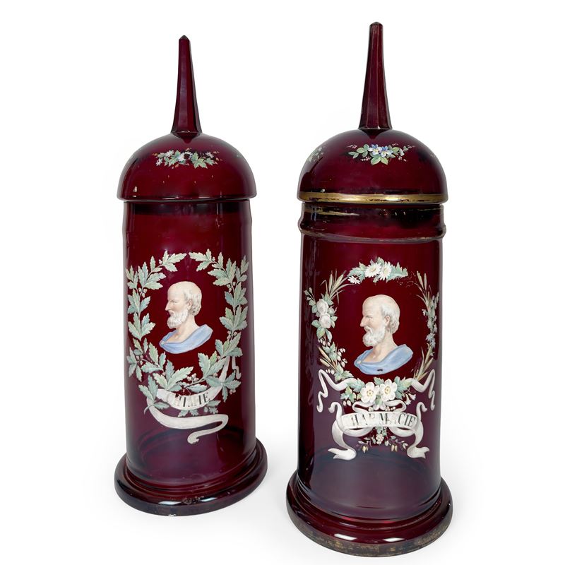 Coppia di grandi vasi con coperchio in vetro spesso color rubino, Venezia, XIX secolo