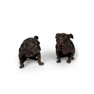 Coppia di sculture in bronzo patinato, Bulldog accosciati, XIX secolo