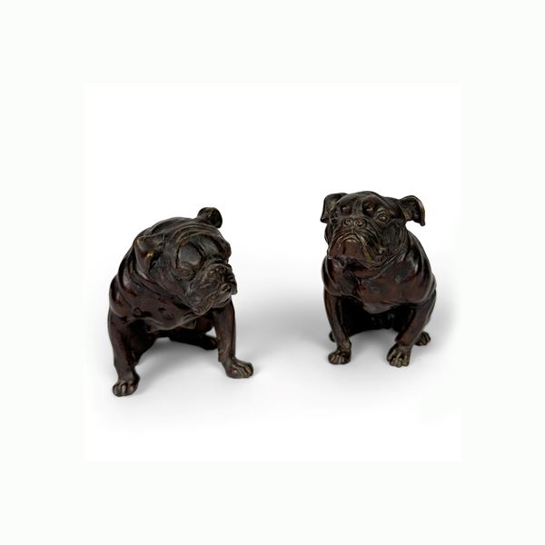Bulldog accosciati, coppia di piccole sculture in bronzo patinato, XIX secolo