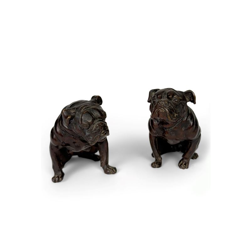 Coppia di sculture in bronzo patinato, Bulldog accosciati, XIX secolo