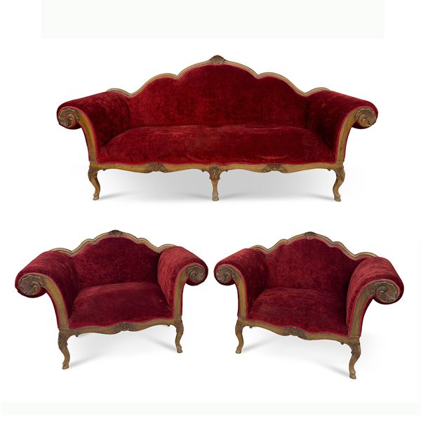 Divano e coppia di poltrone di noce