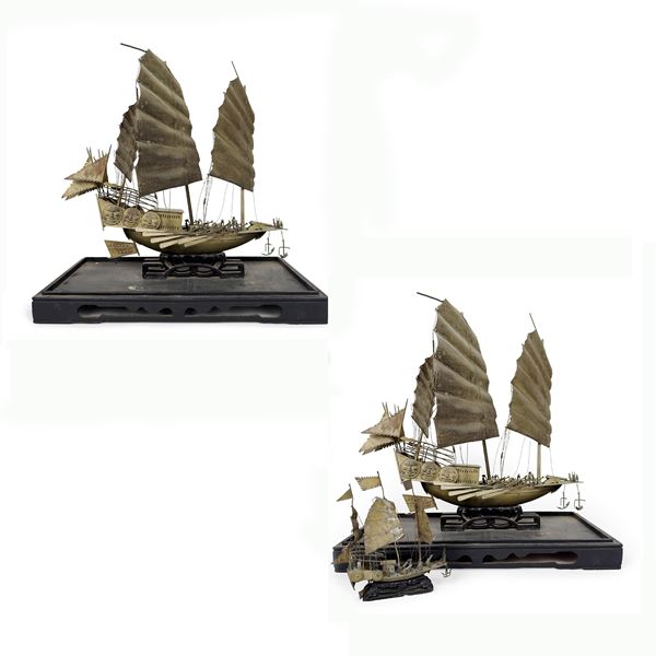 Due modellini di giunca in rame dorato, Cina