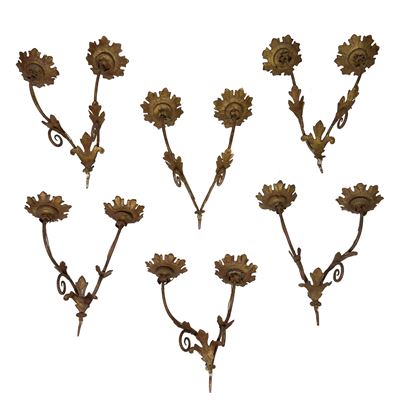 Candelabro in ferro battuto e dorato, Sei bracci a due luci uniti a tredici bracci a una luce