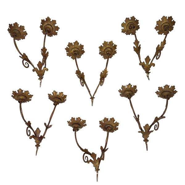 Sei bracci a due luci UNITI a tredici bracci a una luce in ferro battuto e dorato