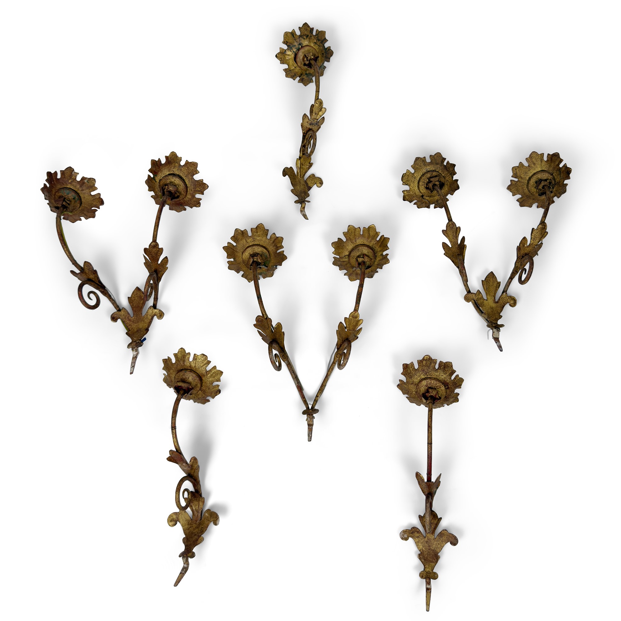 Candelabro in ferro battuto e dorato, Sei bracci a due luci uniti a tredici bracci a una luce