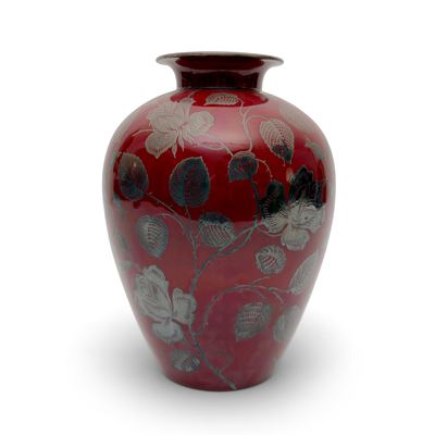 Vaso in ceramica rossa con decorazioni argentate, h. cm. 36