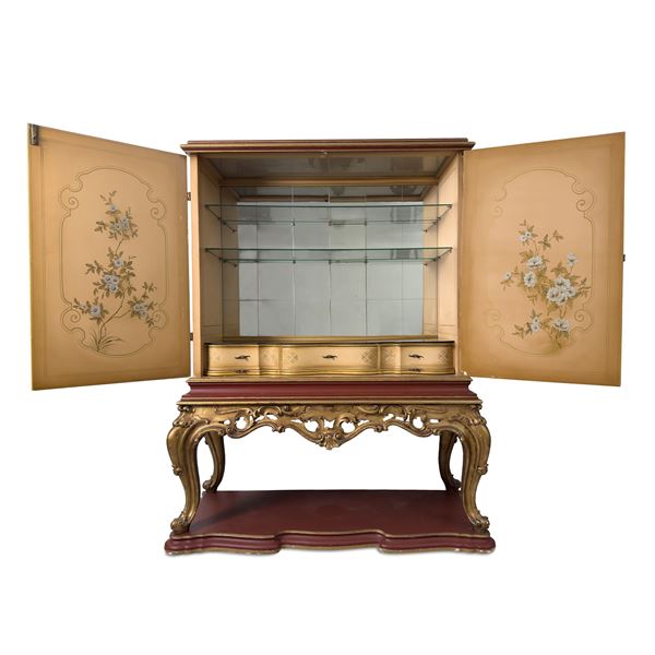 Mobile cabinet a due corpi in legno laccato rosso e dorato, anni '50