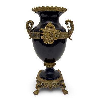 Vaso in porcellana blu con montatura in metallo dorato e cesellato, altezza 47 cm