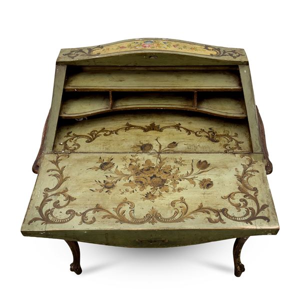 Bureau dos d'âne da centro in legno laccato e dorato