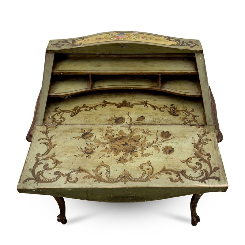 Bureau dos d'âne in legno laccato e dorato, forma bombata con scrittoio