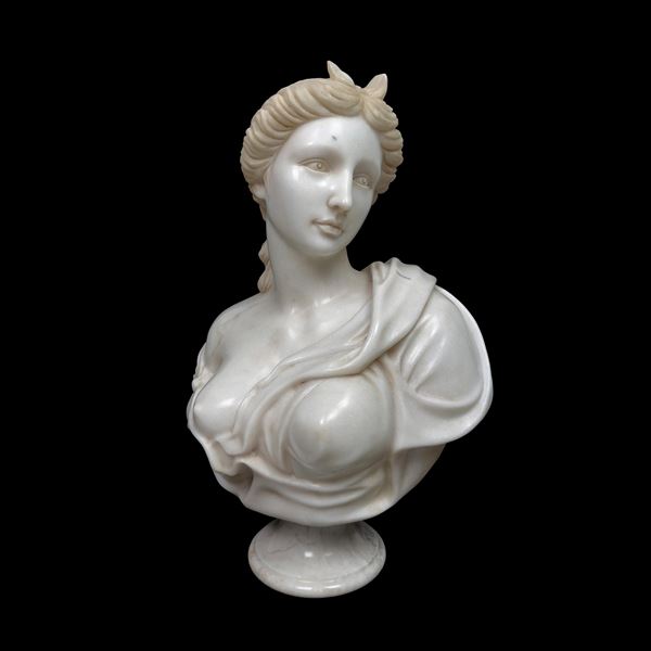 Busto femminile panneggiato in marmo bianco