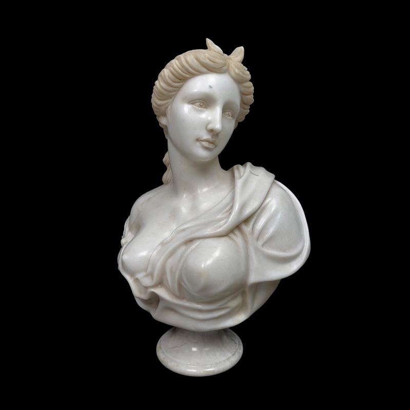 Busto Femminile Panneggiato in Marmo Bianco