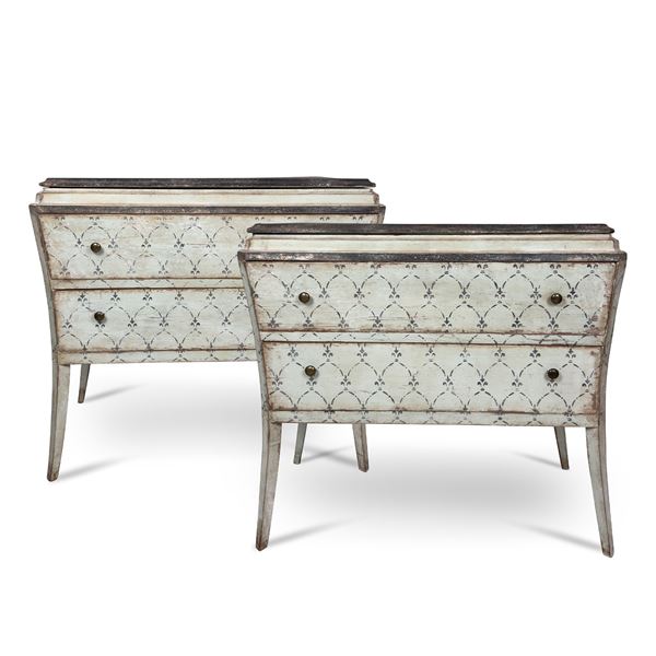 Coppia di originali cassettoni in legno laccato bianco