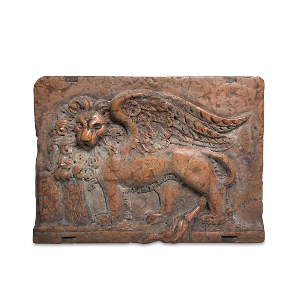 Placca rettangolare in marmo rosso di Verona scolpita a raffigurare il leone marciano