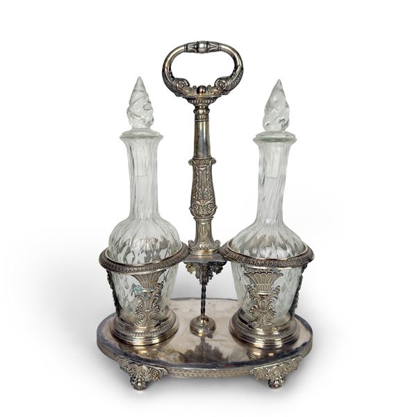 Oliera in metallo argentato e cesellato, XIX secolo
