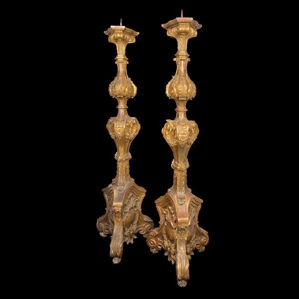 Coppia di antichi grandi torceri in legno dorato