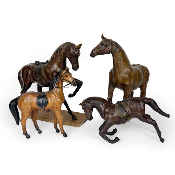 Quattro cavalli rivestiti in cuoio