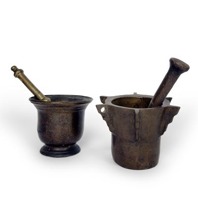 Due mortai in bronzo patinato con pestelli, cm. 12x16