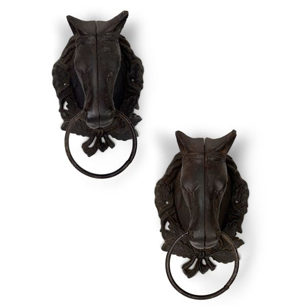 Coppia di battenti da portone in ferro modellati a testa di cavallo