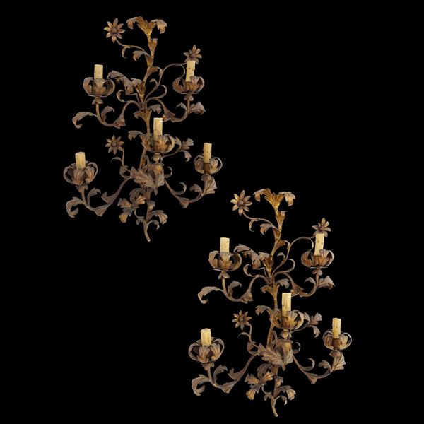 Coppia di appliques a cinque luci in metallo dorato