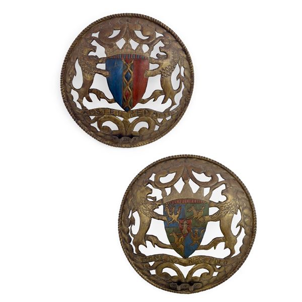 Coppia di stemmi nobiliari in metallo dorato e policromo