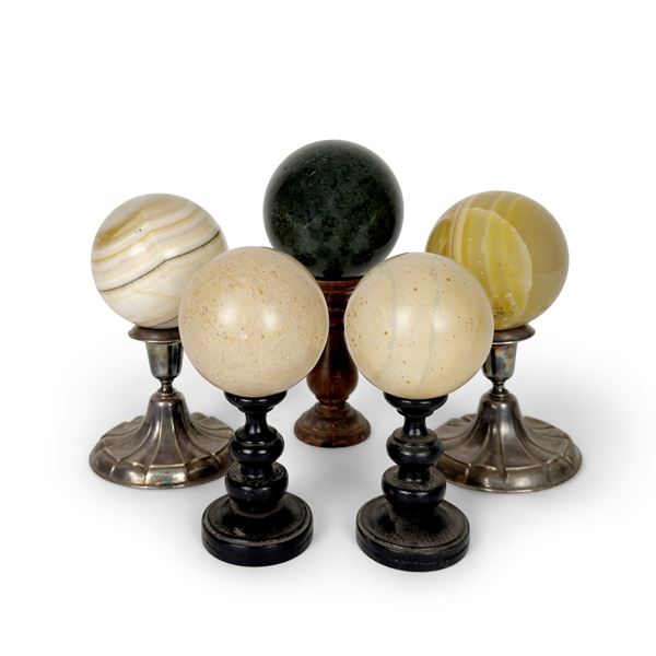 Cinque sfere in marmi diversi, onice e agata