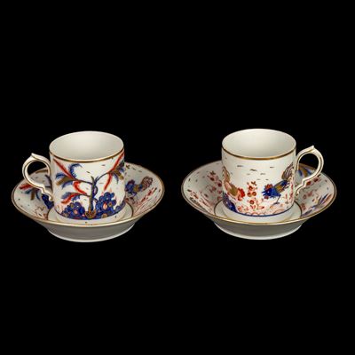 Ginori, Coppia di tazzine con piatto, porcellana decorata al galletto, XIX secolo