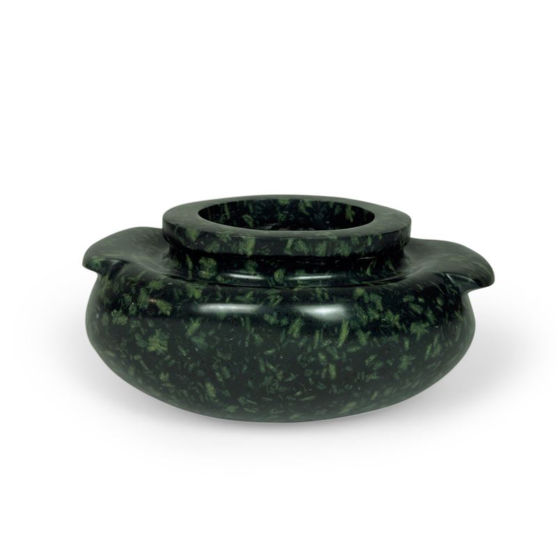 Vaso in serpentino verde, forma ovale schiacciata