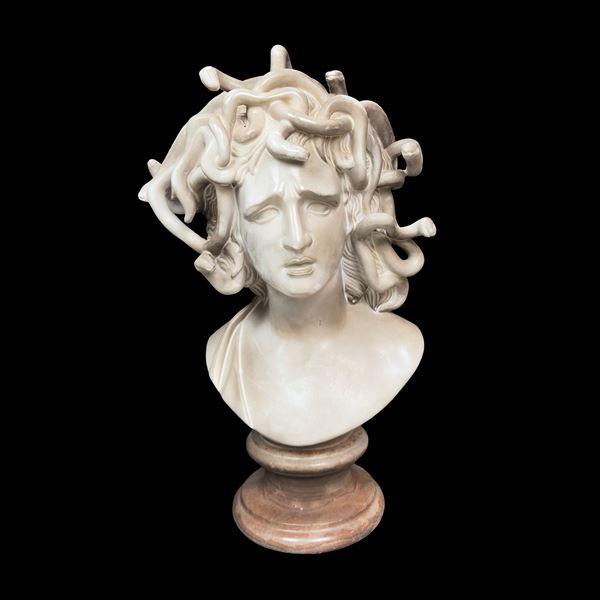 Testa della Medusa, scultura in marmo bianco