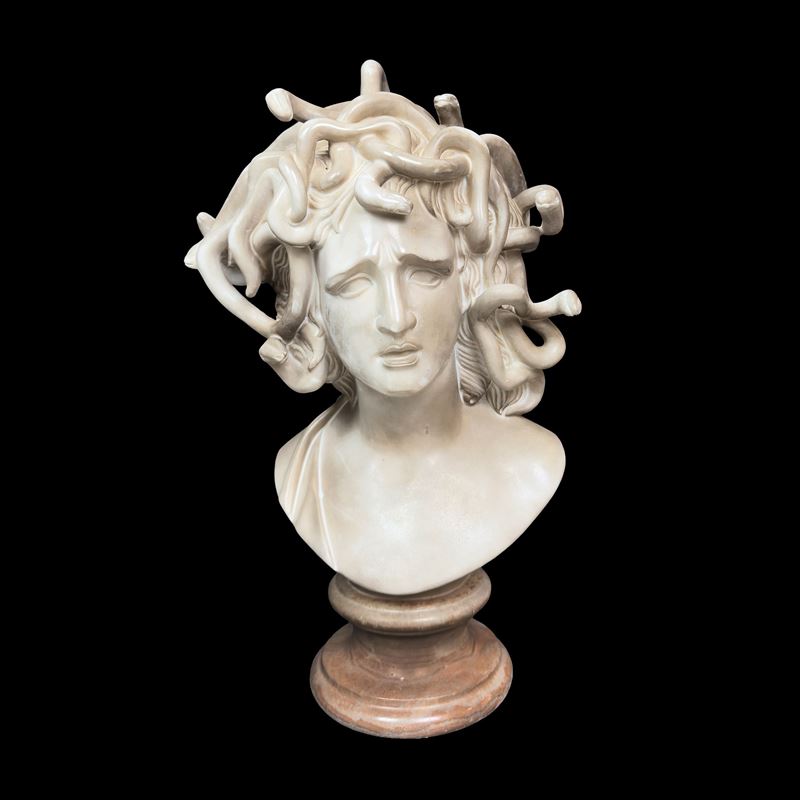 Testa della Medusa, scultura in marmo bianco, altezza 66 cm