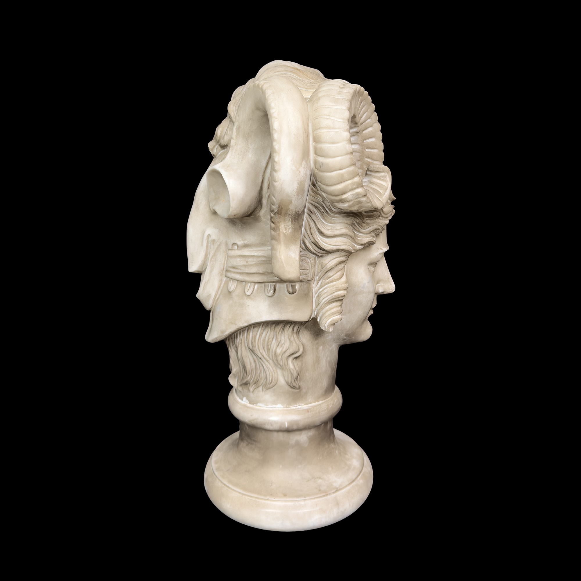 Scultore anonimo, Testa di satiro con grandi corna e bucranio, scultura bifronte in marmo bianco