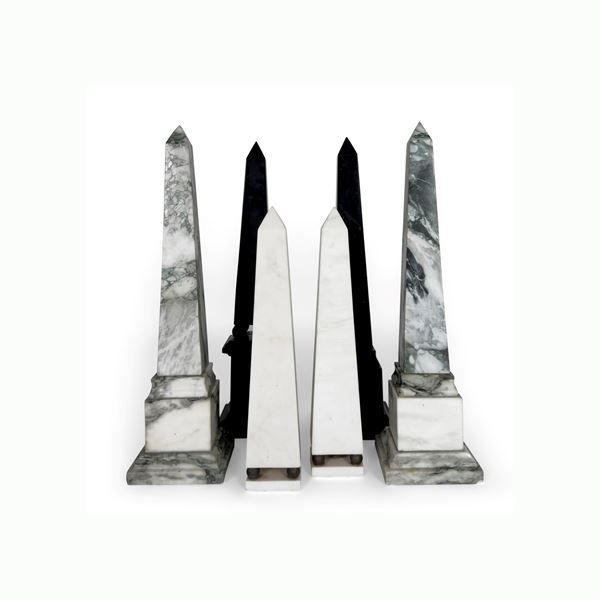 Tre coppie di obelischi in marmo nero, marmo bianco e breccia verde